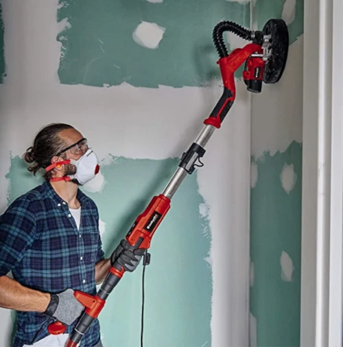 un homme teste la ponceuse girafe Einhell TE DW 225X pour donner son avis