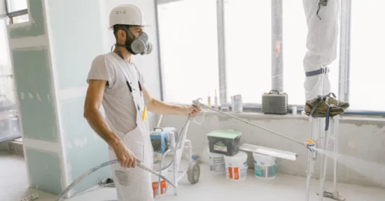 photo d'un peintre professionnel rénovant un appartement